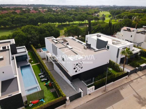 Moradia de Luxo em Vilamoura – Vista Golfe e Sofisticação Absoluta