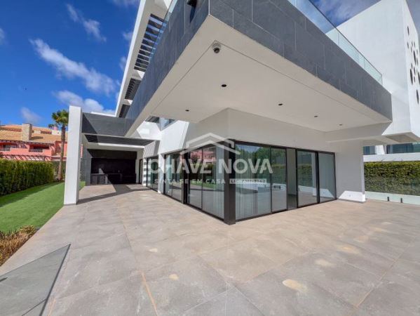 Moradia de Luxo em Vilamoura – Vista Golfe e Sofisticação Absoluta