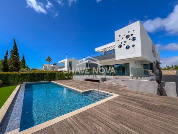 Moradia de Luxo em Vilamoura – Vista Golfe e Sofisticação Absoluta