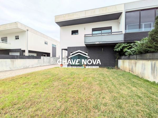 Moradia geminada T4 para venda na Palhaça, em Oliveira do Bairro
