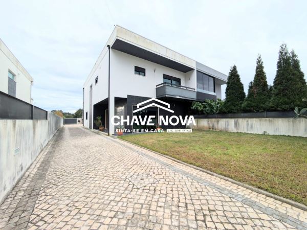 Moradia geminada T4 para venda na Palhaça, em Oliveira do Bairro