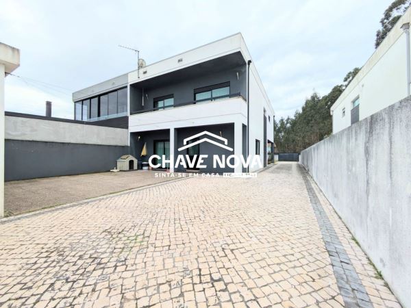 Moradia geminada T4 para venda na Palhaça, em Oliveira do Bairro