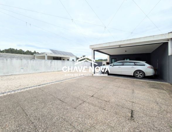 Moradia geminada T4 para venda na Palhaça, em Oliveira do Bairro