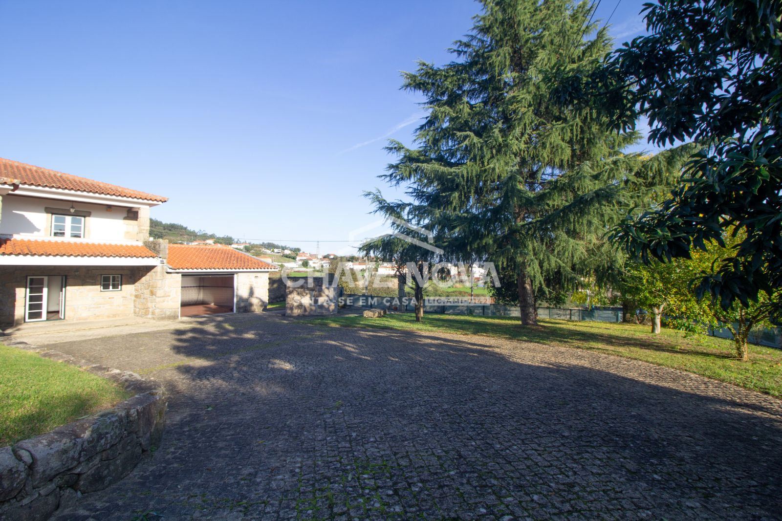 Excelente  moradia  ao estilo rustico Com uma encatadoura vista ao meio da natureza 