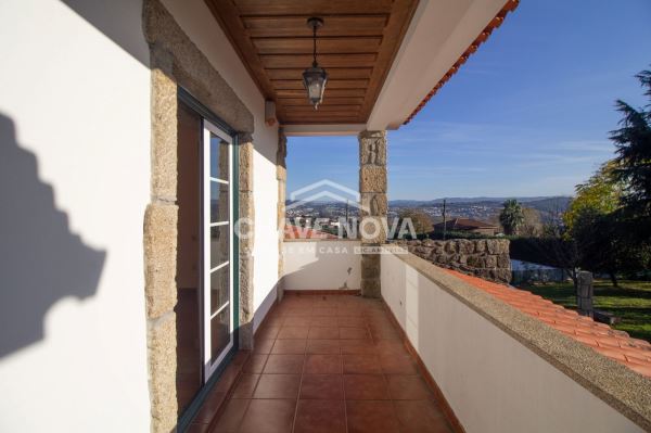 Excelente  moradia  ao estilo rustico Com uma encatadoura vista ao meio da natureza 