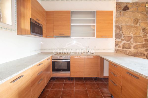 Excelente  moradia  ao estilo rustico Com uma encatadoura vista ao meio da natureza 