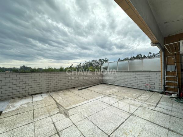 Apartamento T2 com terraço e box/garagem individual 