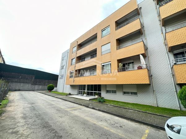 Apartamento T2 com terraço e box/garagem individual 