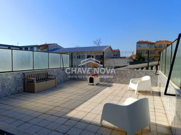 Apartamento T1 c/ Terraço Cento Porto (300m da Estação de Metro “Marquês”)