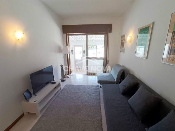 Apartamento T1 c/ Terraço Cento Porto (300m da Estação de Metro “Marquês”)