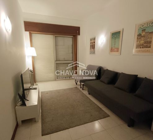 Apartamento T1 c/ Terraço Cento Porto (300m da Estação de Metro “Marquês”)