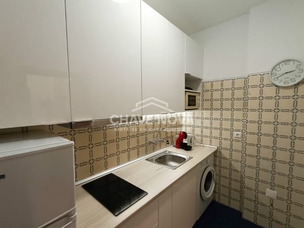 Apartamento T1 c/ Terraço Cento Porto (300m da Estação de Metro “Marquês”)