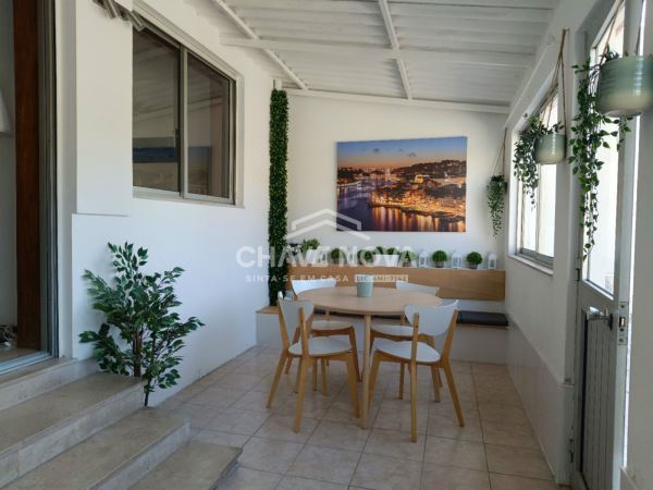 Apartamento T1 c/ Terraço Cento Porto (300m da Estação de Metro “Marquês”)