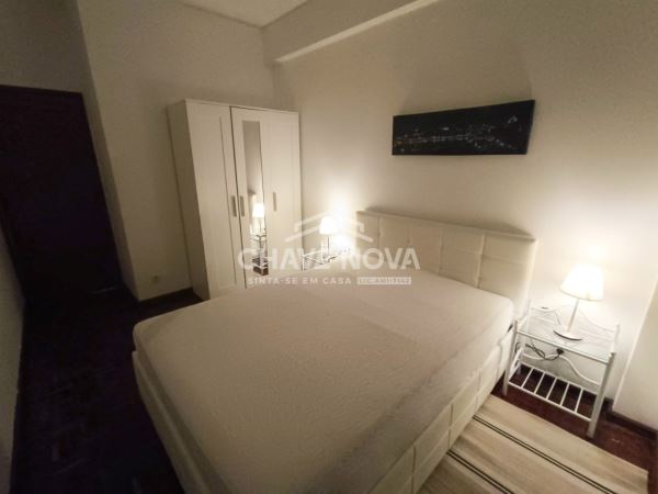 Apartamento T1 c/ Terraço Cento Porto (300m da Estação de Metro “Marquês”)