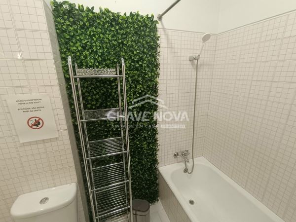 Apartamento T1 c/ Terraço Cento Porto (300m da Estação de Metro “Marquês”)