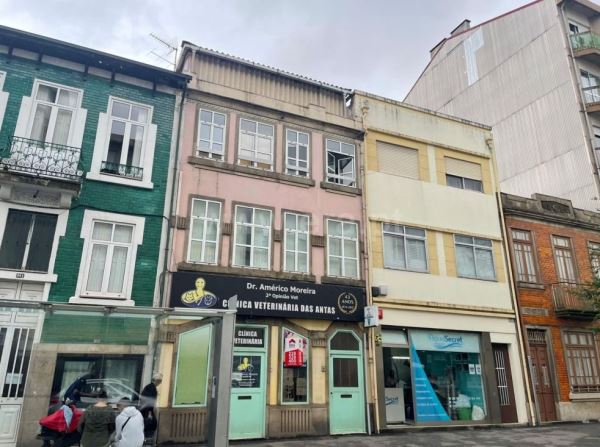 Prédio, para venda, na Avenida Fernão Magalhães - no centro da cidade do Porto.