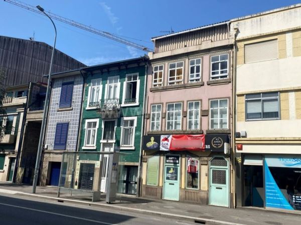 Prédio, para venda, na Avenida Fernão Magalhães - no centro da cidade do Porto.