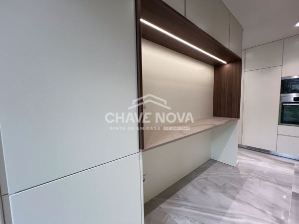 T3 novo no centro de Gaia, Avenida da República. Exposição solar poente/nascente