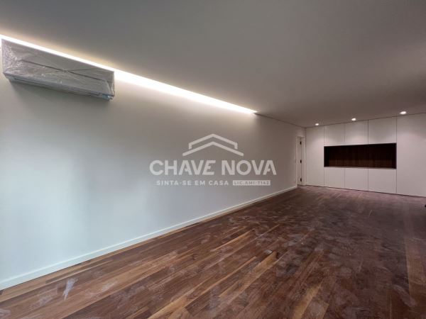 T3 novo no centro de Gaia, Avenida da República. Exposição solar poente/nascente