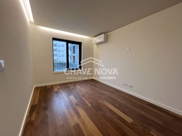 T3 novo no centro de Gaia, Avenida da República. Exposição solar poente/nascente