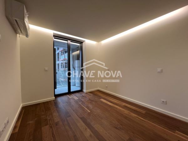 T3 novo no centro de Gaia, Avenida da República. Exposição solar poente/nascente