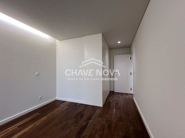 T3 novo no centro de Gaia, Avenida da República. Exposição solar poente/nascente