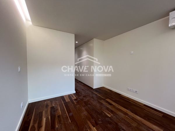 T3 novo no centro de Gaia, Avenida da República. Exposição solar poente/nascente