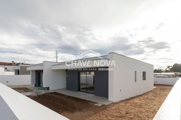 Moradia V3 Nova, Térrea e Isolada em Travanca - Santa Maria da Feira