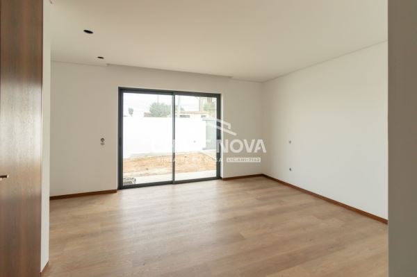 Moradia V3 Nova, Térrea e Isolada em Travanca - Santa Maria da Feira