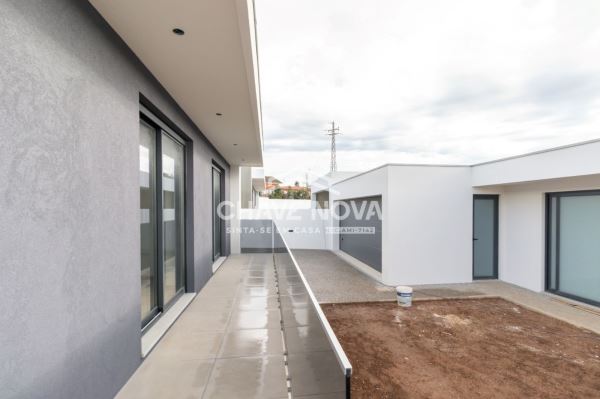 Moradia V3 Nova, Térrea e Isolada em Travanca - Santa Maria da Feira