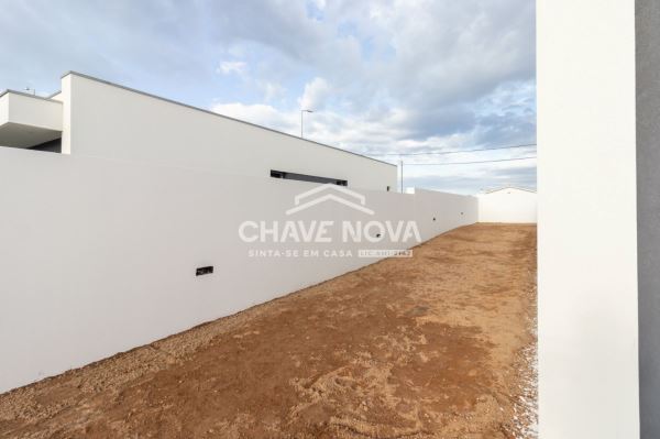 Moradia V3 Nova, Térrea e Isolada em Travanca - Santa Maria da Feira