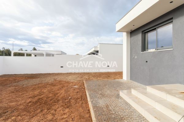 Moradia V3 Nova, Térrea e Isolada em Travanca - Santa Maria da Feira