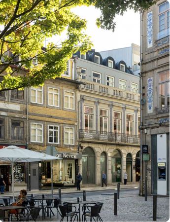 T0 com Mezzanine no Edifício Histórico Fernandes Thomaz, na baixa do Porto