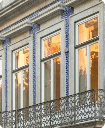 T0 com Mezzanine no Edifício Histórico Fernandes Thomaz, na baixa do Porto