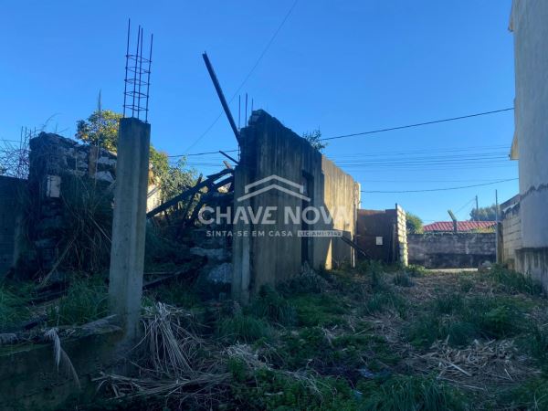 Casa em Ruínas com projeto aprovado para construção. 