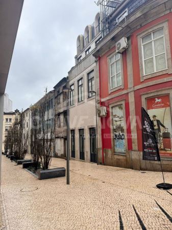 Prédio para recuperar com 4 pisos no centro histórico do Porto