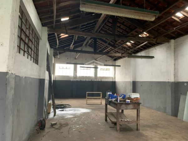 Armazém com 408m² em São João da Madeira
