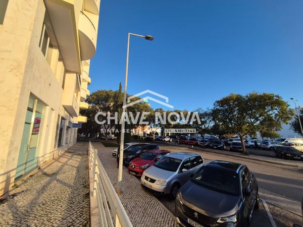 Loja para Arrendamento Anual no Centro de Albufeira – 155 m² com 12 Espaços de Estacionamento