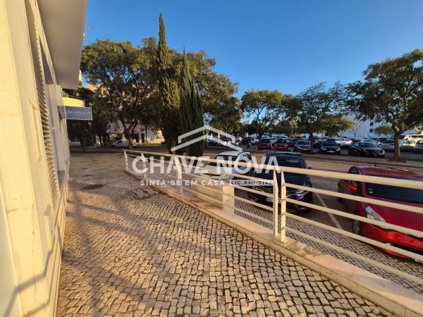 Loja para Arrendamento Anual no Centro de Albufeira – 155 m² com 12 Espaços de Estacionamento