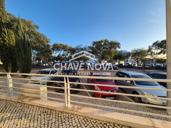 Loja para Arrendamento Anual no Centro de Albufeira – 155 m² com 12 Espaços de Estacionamento