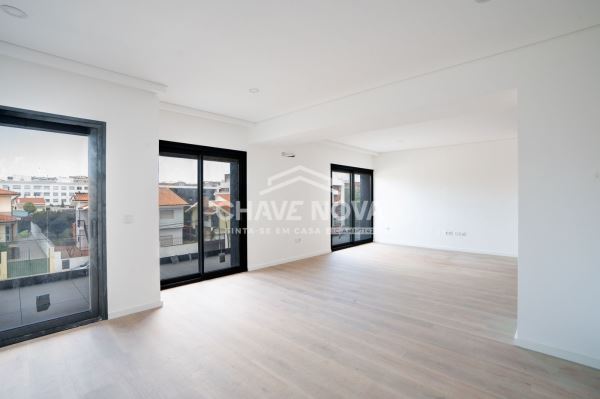 Apartamento T3 Novo Último Piso c/ Piscina e 2 Lugares de Garagem em Canidelo