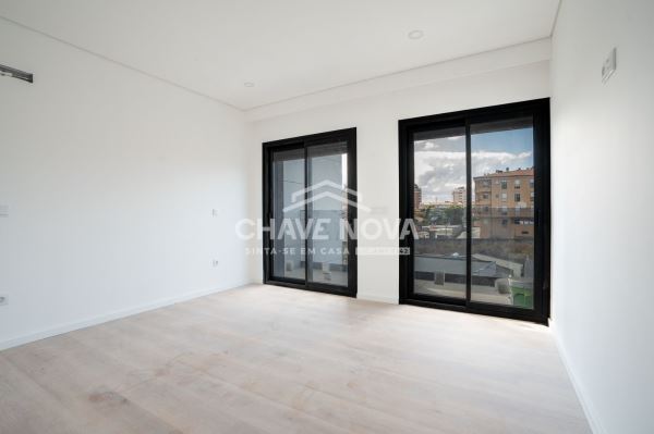 Apartamento T3 Novo Último Piso c/ Piscina e 2 Lugares de Garagem em Canidelo