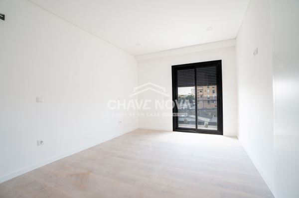 Apartamento T3 Novo Último Piso c/ Piscina e 2 Lugares de Garagem em Canidelo