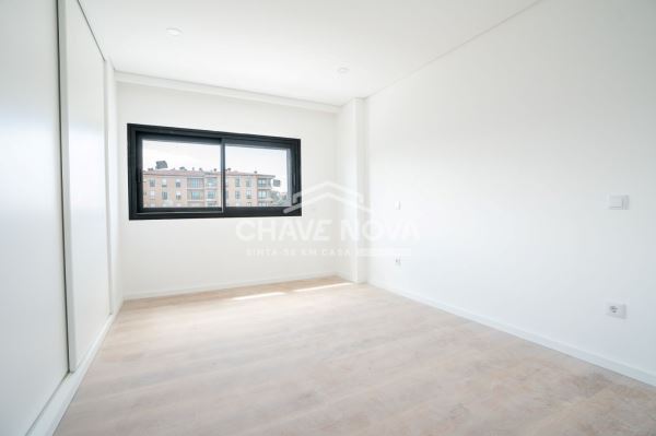 Apartamento T3 Novo Último Piso c/ Piscina e 2 Lugares de Garagem em Canidelo
