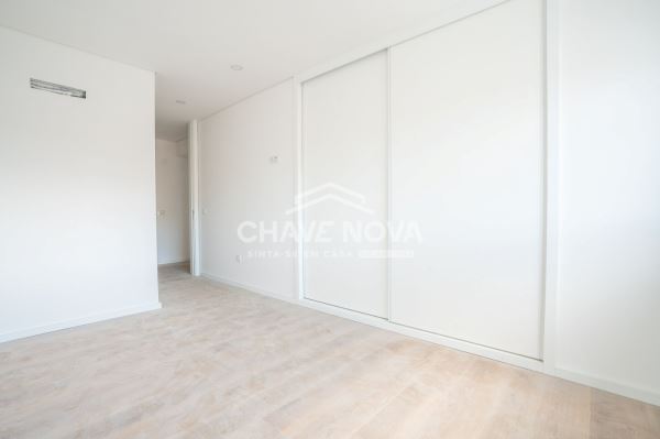 Apartamento T3 Novo Último Piso c/ Piscina e 2 Lugares de Garagem em Canidelo