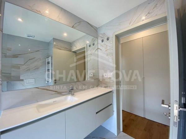 Espetacular T3, Novo, com 3 WC (2 Suítes), 2 Lugares Garagem, a 450 m do Mercadona Oliveira do Douro