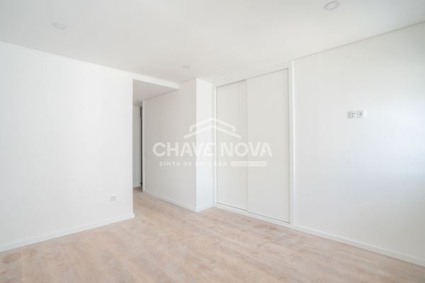 Apartamento T2 Novo c/ Piscina e Lugar de Garagem em Canidelo