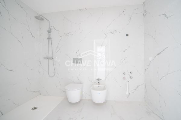 Apartamento T2 Novo c/ Piscina e Lugar de Garagem em Canidelo