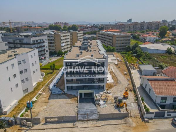 Apartamento T2 Novo c/ Piscina e Lugar de Garagem em Canidelo