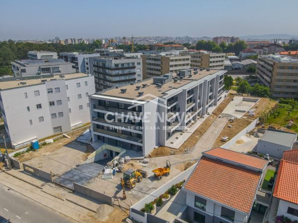 Apartamento T2 Novo c/ Piscina e Lugar de Garagem em Canidelo